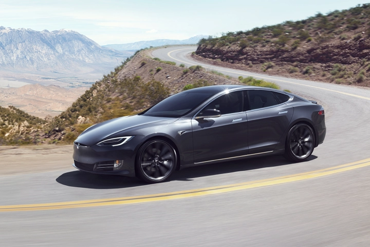 Tesla marca los autos que aún no están listos para la aprobación como vehículos totalmente autónomos este año