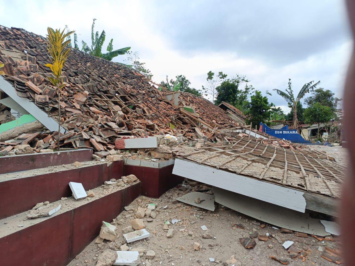 Indonesia: Un terremoto en Java mata a cientos y cientos lesiona