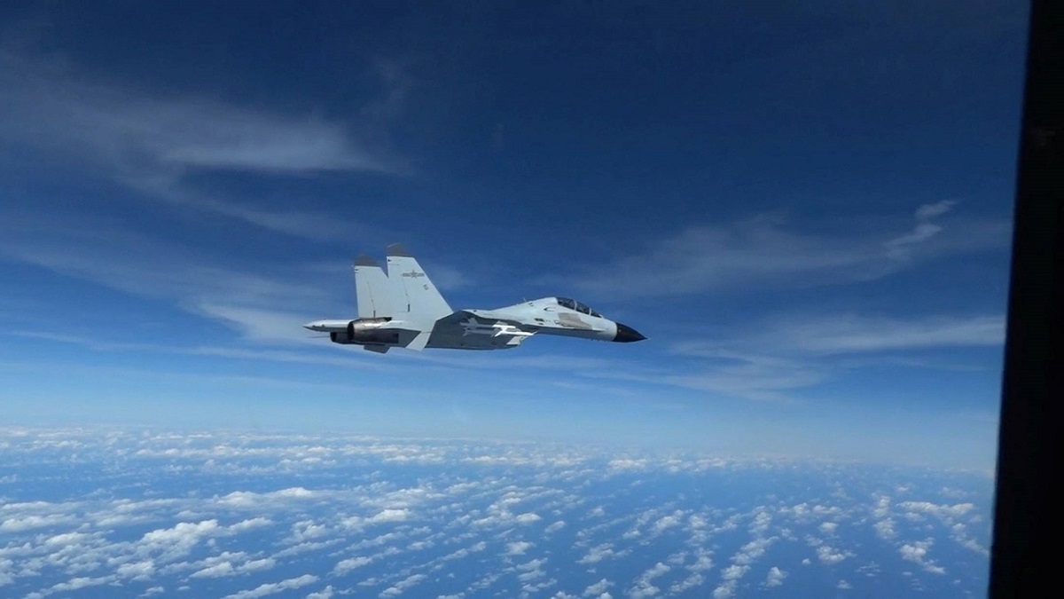 El avión de combate de China voló a 6 metros de un avión de vigilancia estadounidense