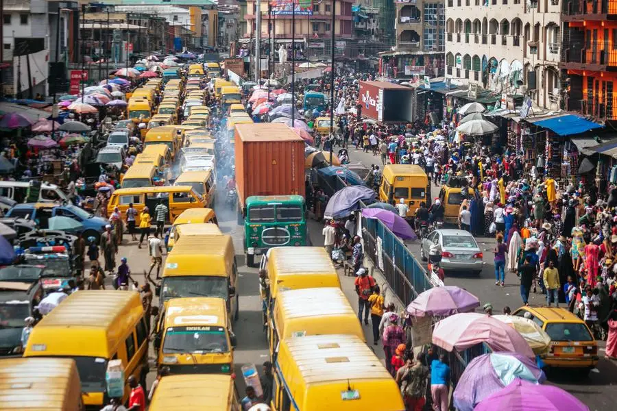 Nigerianos furiosos por la escasez de combustible y efectivo antes de las elecciones